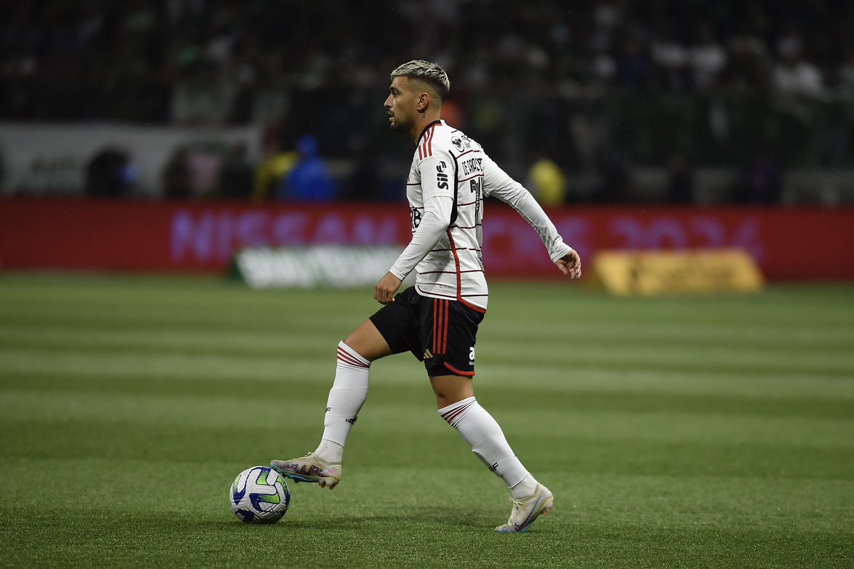 fla_infos's tweet photo. O empresário André Cury garante que o Al Nassr, time de Cristiano Ronaldo fará proposta por Arrascaeta. O atleta já tem a aprovação do técnico Luis Castro.

Ainda de acordo com o agente, a multa rescisória do meia no Flamengo é 50 milhões de euros (R$ 300 milhões). O uruguaio é tratado como inegociável no Fla.

André Cury não é o agente oficial do atleta, mas participou das idas do jogador para Cruzeiro e Flamengo.

🗞️[@venecasagrande] [@jornalodia]