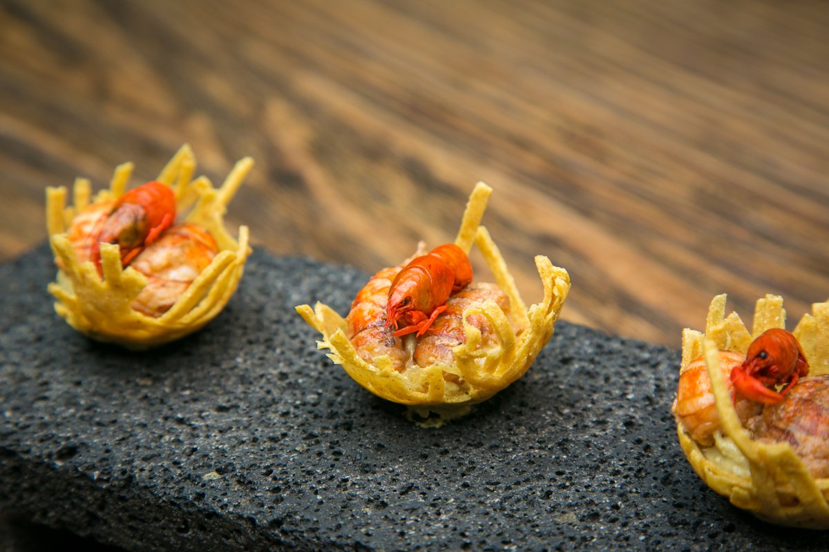 limosnerosmx's tweet photo. Descubre las Cazuelas de Río de Limosneros, una deliciosa combinación de acociles y langostinos de río en nuestra salsa de pepita de calabaza "ha sikil pak". Los acociles, pequeños crustáceos de sabor similar al camarón, adquieren un tono rojizo al cocinarse. https://t.co/cMvsPg5EJD
