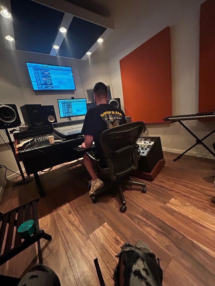 BreweryStudio's tweet photo. Capturing the creativity, vibes, and the right sound in the studio! 😎 Vad here recording with group PTVxZMB 🎤

Gotta catch a selfie at the end to make it worthwhile 🫡🤣

Stay tuned for when this group drops some heat🔥 https://t.co/AVdKDDjaVl