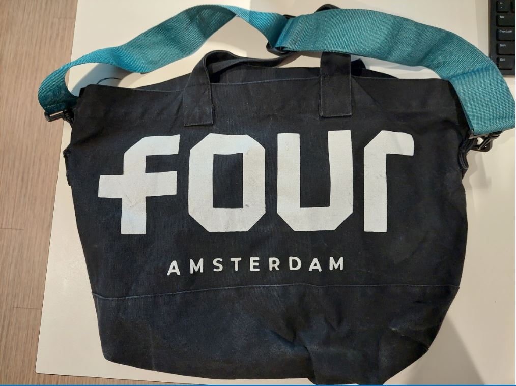 Tas met inhoud gevonden bij autobedrijf Wientjes in Apeldoorn en afgegeven op het politiebureau. Als jij ons kunt vertellen wat er in de tas zat, neem dan even contact op met ons via DM, of bel met 0900-8844. Vermeld registratienummer: 2023318768