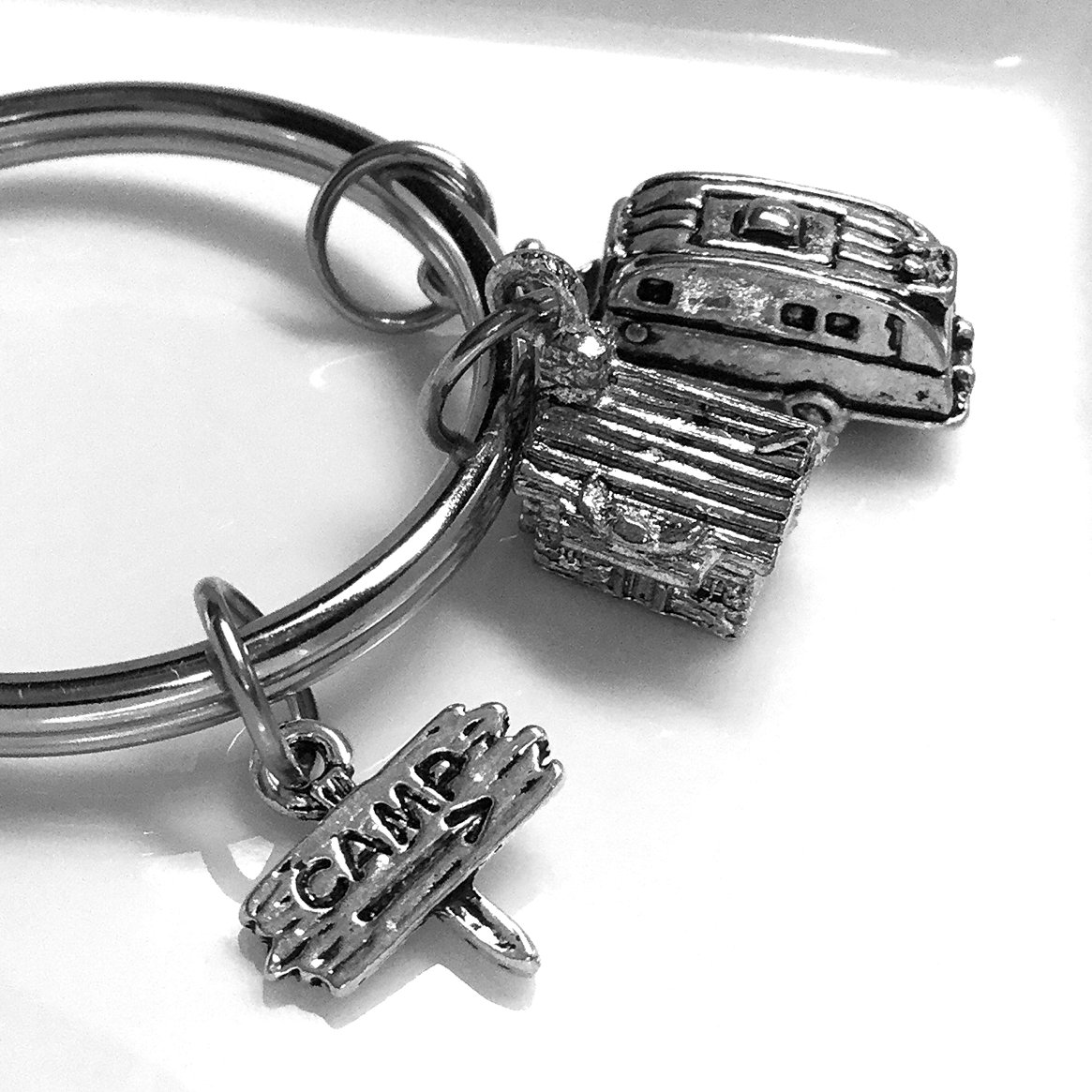 Chrysdesigns's tweet photo. Adorable camping keychain!⛺️🌳💗 #camping #campingkeychain #giftforcamper #ilovecamping #thervlife #campinglife #cottagelife #campingkeyring #giftfortraveler #adventurer #etsy #etsygift #etsyfinds #chrysdesignsjewelry https://t.co/LbyHlQJl1V