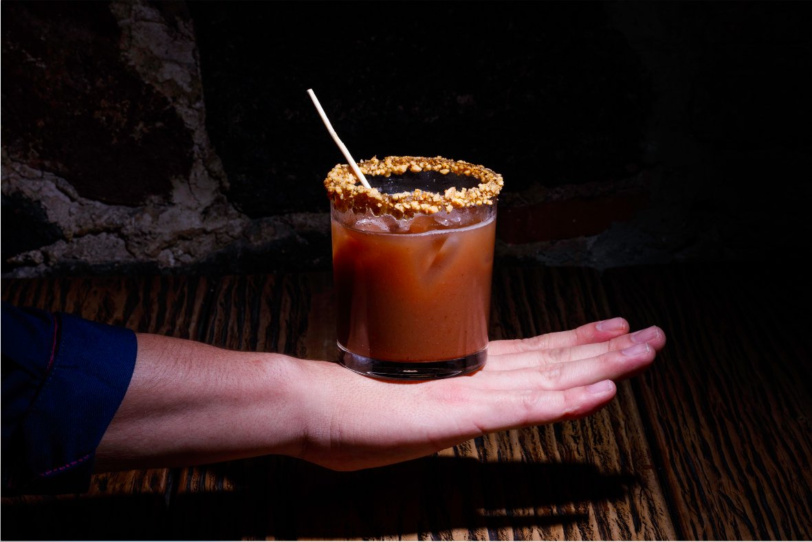 limosnerosmx's tweet photo. El agave es un ingrediente imprescindible en la gastronomía mexicana y en los cautivadores cocteles de Limosneros. Déjate sorprender por nuestro Coctel Canalla, una fusión de agave, chile ancho, tamarindo y cacahuates que deleitará tus sentidos. https://t.co/SV2RJH9pub