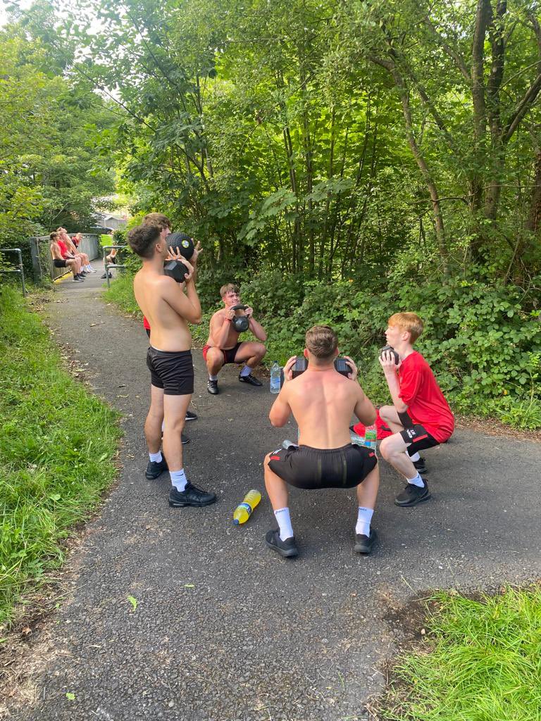Cwmafan_RFC_15s's tweet photo. Sesiwn gyntaf nôl i’r tîm heno! Ymdrech wych, gyda 25 o chwaraewyr yn gweithio’n galed 💪 First session back tonight, excellent turnout, with 25 boys working hard 💪#UppaCwm @CwmafanRugby https://t.co/6t7kFHBIp2