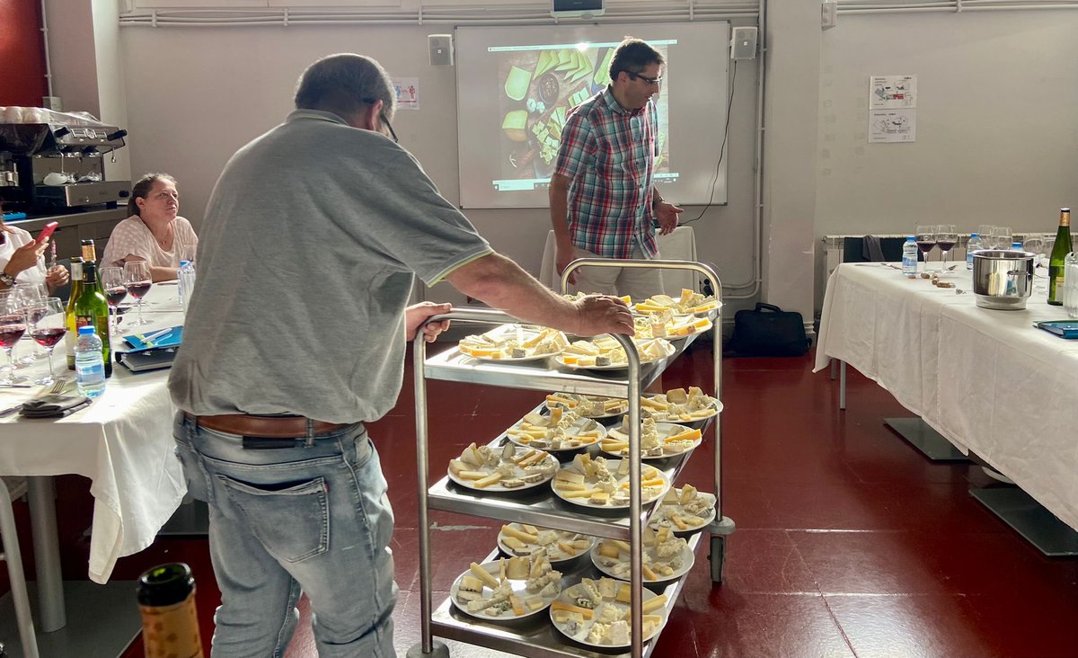 aucercerdanya's tweet image. #Formatges artesans i els millors #vins per maridar-los. Taller amb l’enòleg Toni Cot. #Puigcerdà #Cerdanya #UniEstiuPuigcerdà #Pirineu #AUCer25Anys