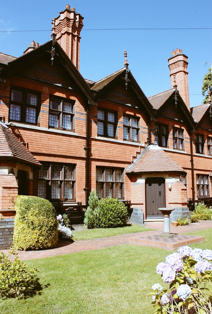 #NorrisHomes #Nottingham
8 almshouses built 1892-93 by architect #WatsonFothergill (born #otd 12/07/1841- 06/03/1928)
Red brick with ashlar, blue brick & terracotta dressings &plain tile roofs &terracotta finials & tall elaborately moulded brick stacks
#gothicrevival @thevicsoc