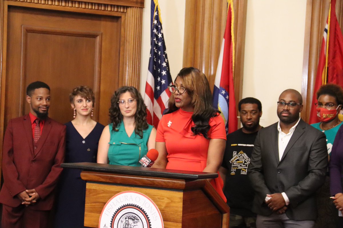 Housing is a human right. I signed Board Bill 59 today to create a right to counsel program, protecting St. Louis tenants & getting families facing eviction the legal support they need. In a city where nearly 60% of households are renters, this kind of program is critical. (1/3)