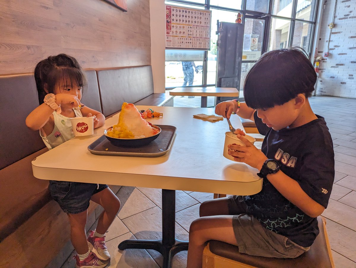 ChusLiteracy's tweet photo. Only way to beat the ATL heat! 🍓🥭🍧 (Not pictured, a large bubble tea 🧋 split between the two littles.) 😅 https://t.co/NbVSCKbyRl