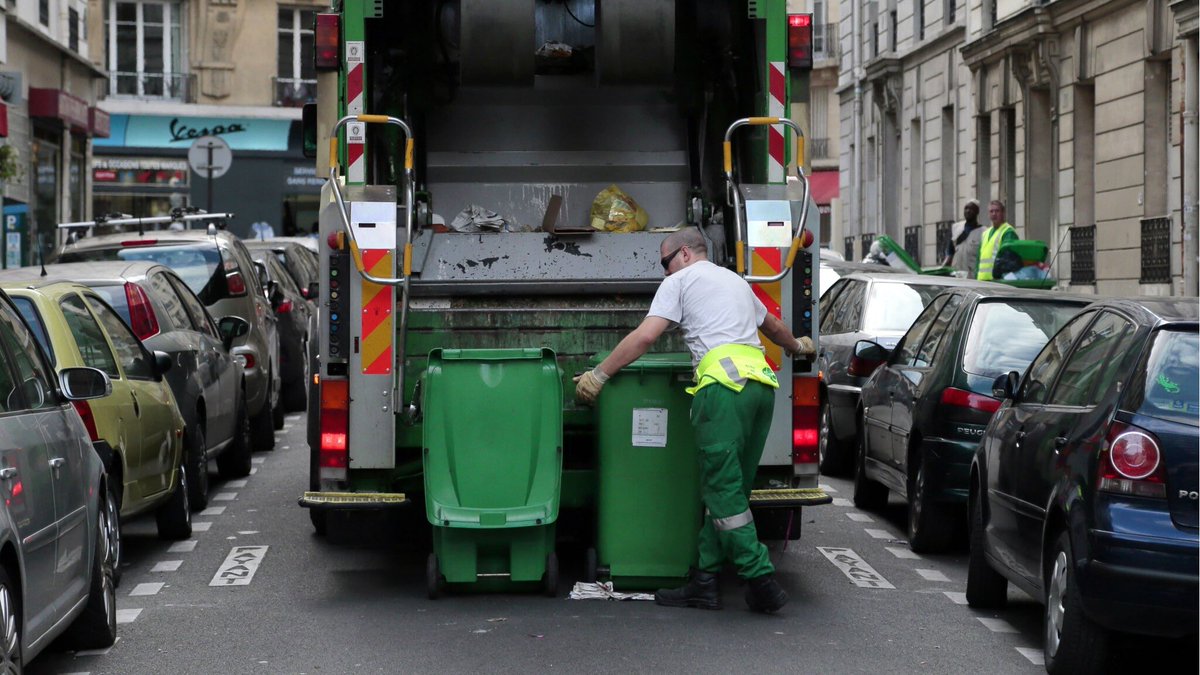 🔴 FLASH - #Paris : Quatre agents de la collecte des déchets ont subi une #agression dans le 17e arrondissement ce mercredi.

👉 Ils auraient été agressés par un couple avec du gaz #lacrymogène lors de la collecte des déchets. Ils ont décidé de porter plainte. (Maire) #Paris17