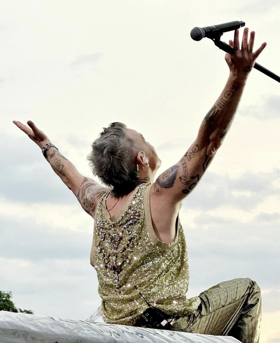 rwfanfest's tweet photo. If there’s somebody calling us on…?
He’s the one ❤️
@robbiewilliams #XXVTour #luxexpo #Luxembourg 🇱🇺 #robbiewilliams #robbielive https://t.co/mOAoKntf0v