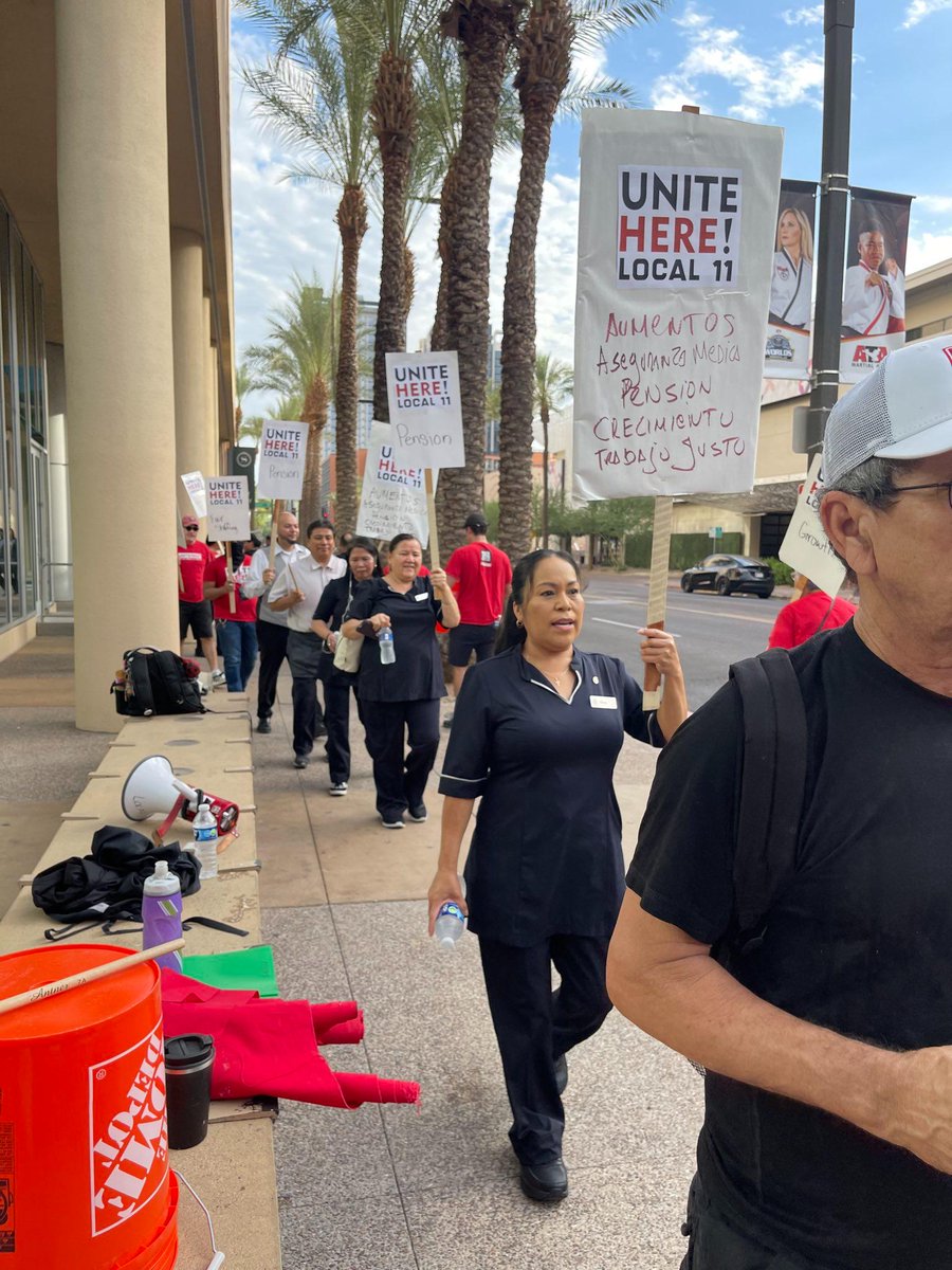 unitehere11's tweet photo. Se puede, no se puede? SI SE PUEDE at the 102-degree #SheratonPhoenixDowntown this morning! This hotel is one with an expired contract. Workers are picketing there. Check daily if you’re planning to stay at this hotel to make sure you don’t end up at a hotel on strike. https://t.co/x6JNQakZ2X
