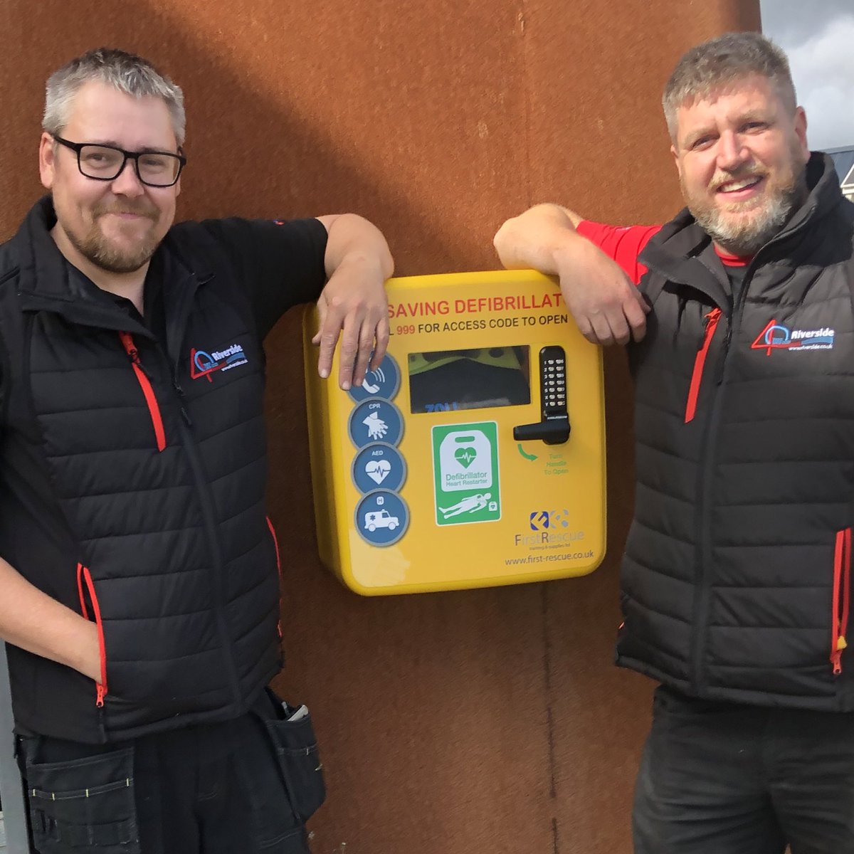 owenmorgs's tweet photo. Finally the #AED cabinet donated by @AdlerandAllan has been successfully installed at @plgc1958, covering two of #Porthcawl’s busy beaches 24/7. It now houses a @savealifecymru #defib thanks to Riverside Industrial, @haden_tipples, @MatthewWith2T &amp; ‘Steady’. #TreccoBay #Bridgend https://t.co/KwHiYUyQQv