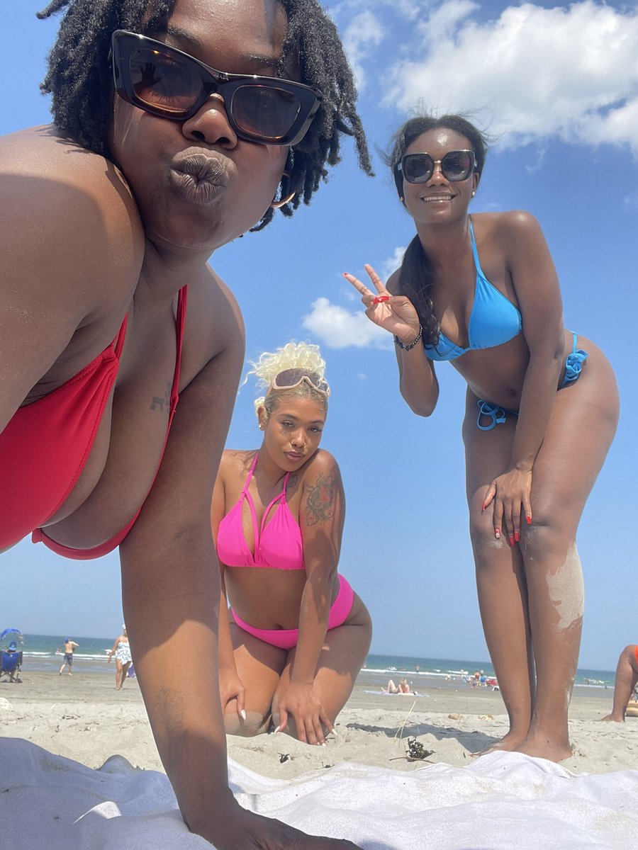 nattychampu's tweet photo. Baddies on a beach 😍 https://t.co/2pUP19Sevj
