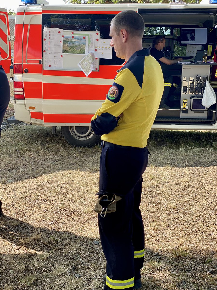 waldbrandkompo's tweet photo. Einsatzunterstützung für die #ffbutzbach. Mit unserer Führungskomponete konnten wir über mehrere Tage die Einsatzleitung und die Kräfte im Einsatz unterstützen. 
Eine besondere Herausforderung war die Munitionsbelastung.

#ffannerod #waldbrand #feuerwehr #teamwork https://t.co/AdBx7mfmqW