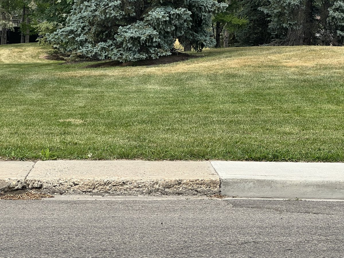 YQRaerial's tweet image. They close the street off for 3 weeks to do the curbs. Finished product. Nailed it again Regina. #yqr