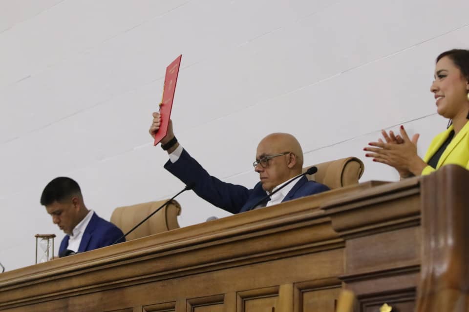 Asamblea_Ven's tweet photo. Queda aprobado por unanimidad el Proyecto de Acuerdo mediante el cuál se ordena el traslado simbólico al Panteón Nacional de los Restos del Teniente de Navío Pedro Lucas Urribarrí Prieto y las heroínas Ana María Campos y Domitila Flores https://t.co/Hz8WtRNXlb