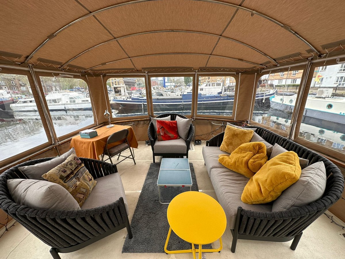 Gorgeous full enclosure with stainless steel frame on a Powless 41' motor cruiser: 9 roll up panels, zips, two roll up doors with portholes-like windows and windscreens. 😁

#seats #boats #london #thames  #upholstery #marinecover #southwark  #superyacht #yachtlife #boatupholstery