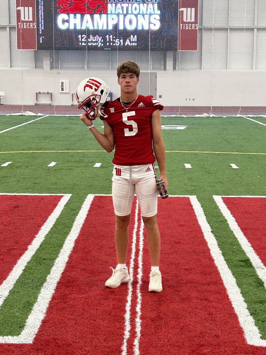 After a great visit I’m happy to say I have received and offer to play college football at Wittenberg University! Thank you @JoeNemith3 @JimCollins_FB @RMA_RedRageFB @no_paculver @bwinders33