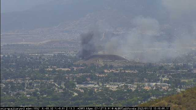engineco16's tweet photo. #UniversityFire 2+ acres, RROS, light fuels. AA500 overhead, but this is an LRA fire and no aircraft has been requested yet. University x/Kendall #SanBernardino @SBCOUNTYFIRE https://t.co/cRDTSIy18S