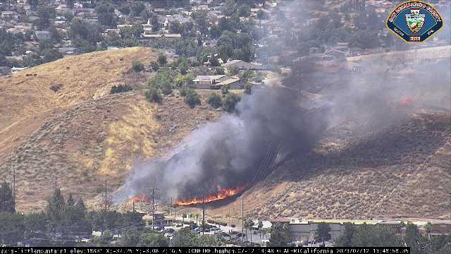 engineco16's tweet photo. #UniversityFire 2+ acres, RROS, light fuels. AA500 overhead, but this is an LRA fire and no aircraft has been requested yet. University x/Kendall #SanBernardino @SBCOUNTYFIRE https://t.co/cRDTSIy18S