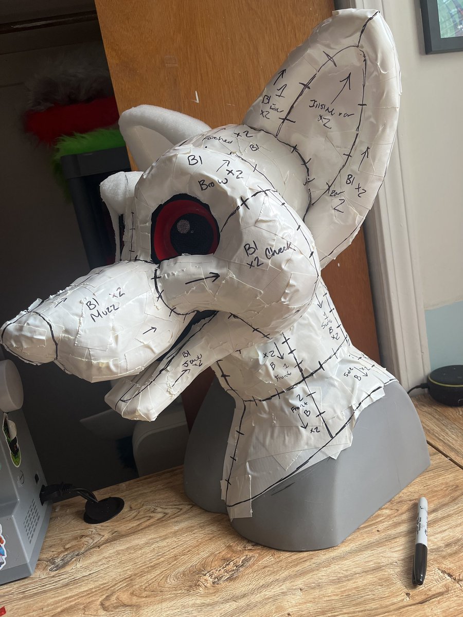 Base is all taped up and ready to move onto the next stage! This’ll be a super quick head to finish the character is all black! 🖤

Hoping to have it finished before the end of the month 🧵 🪡