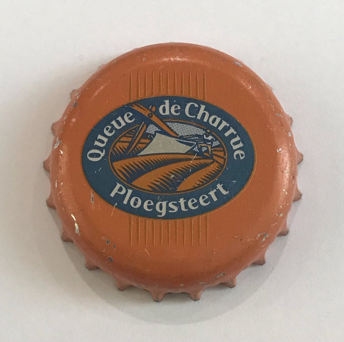 efes_beercaps's tweet photo. Queue de Charrue
Brasserie Vanuxeem / #Belgium
1 - Blond (Light Blue) - 6.6° since 2009
2 - Amber (Orange) - 5.5° since 1998

"Queue de Charrue" corresponds to the translation of the Flemish name of the village of Ploegsteert, located on the Franco-Belgian border. https://t.co/2A0wA5IWHk