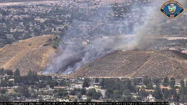 engineco16's tweet photo. Starting a second alarm, structures are threatened.
#UniversityFire University x/Kendall #SanBernardino
@SBCOUNTYFIRE https://t.co/465fpGvwA0