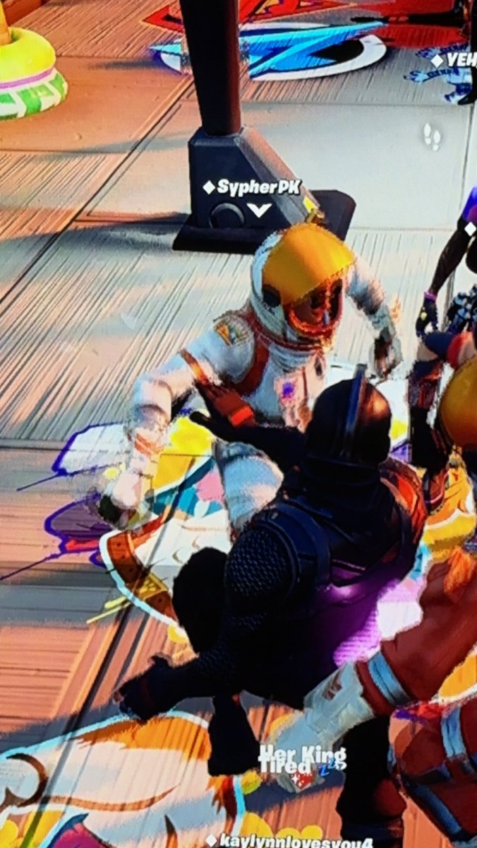 tigerleecolt28's tweet photo. @SypherPK #fortnite #sypherpk #partyroyal 
Playing party royal and seen what I’m hoping was him sneak in. I was freaking out in chat lmao. https://t.co/MTgPafGYCu