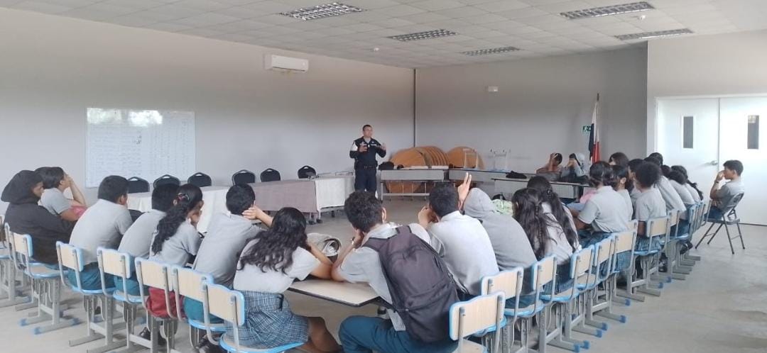 policiadepanama's tweet photo. #Veraguas | Unidades policiales imparten docencia sobre los programas preventivos #DARE y #PIDRO en diversos centros educativos de los distritos de Atalaya y Santiago. #TrabajandoPorPanamá https://t.co/UJfEmuikZq