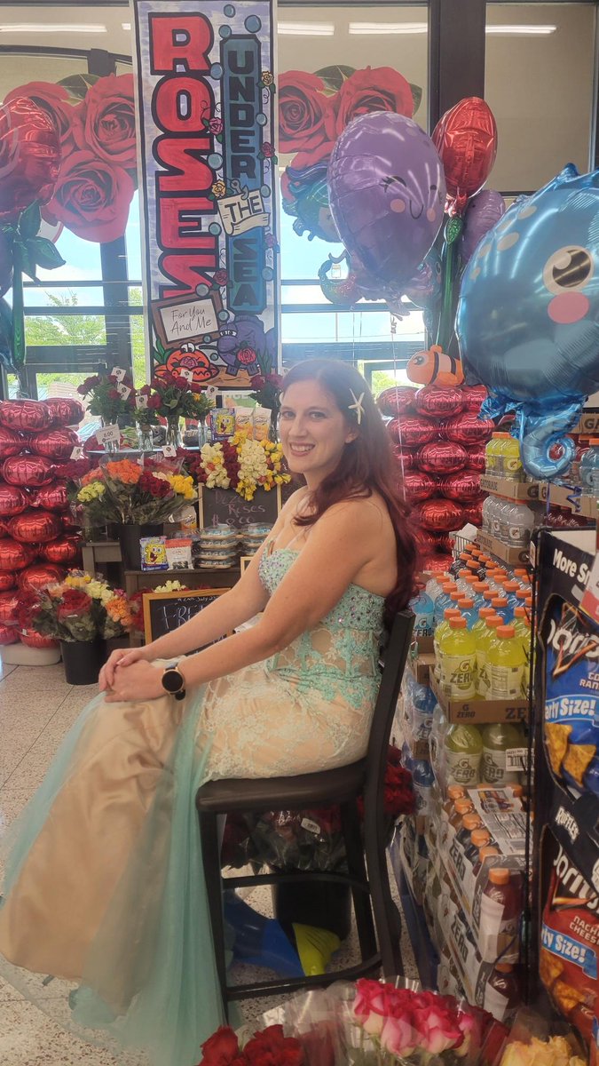 JohnstonHyVee's tweet photo. Our special guest has arrived. She will be here until 7 PM. Be sure to stop in and say hi! https://t.co/Xpa0qrVCNA
