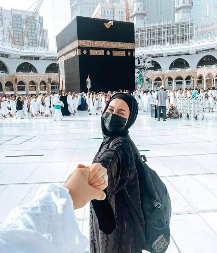 HaiderAlHamzi's tweet photo. مافي داعي للفحسسة والرمسسة عند بيت الله الحرام احترموا ربكم احترموا الكعبة المشرفة ! مش تروح هناك أنت و مرتك 
و تجلسوا تتصوروا صور رومنسية حبيبي انت مش عند برج ايفل انت عند الكعبة بيت الله الحرام ! 💔
منقول https://t.co/fjRTa27NKq
