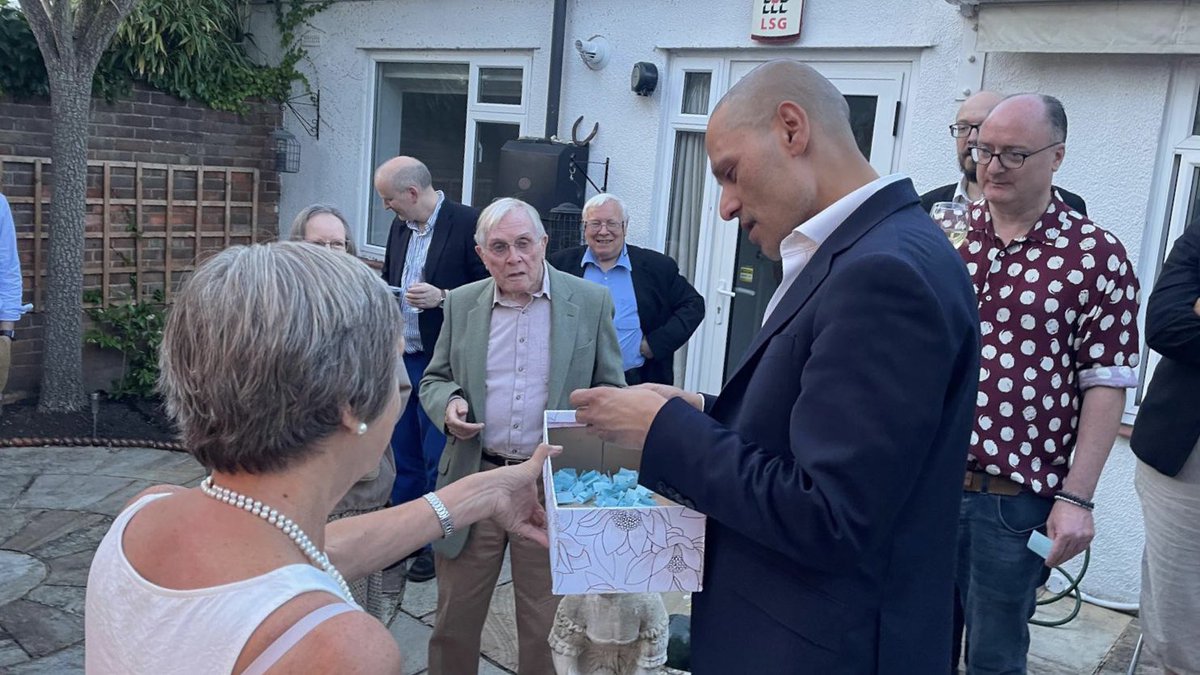 Finished the day on a high with the Dulwich and West Norwood Association <a href="/Conservatives/">Conservatives</a> members and @chrissie_W13 GLA Candidate for Lambeth &amp; Southwark - thank you for having me and keep up the brilliant work! 🙌

Let’s defeat Sadiq, cut crime and make this city more affordable.