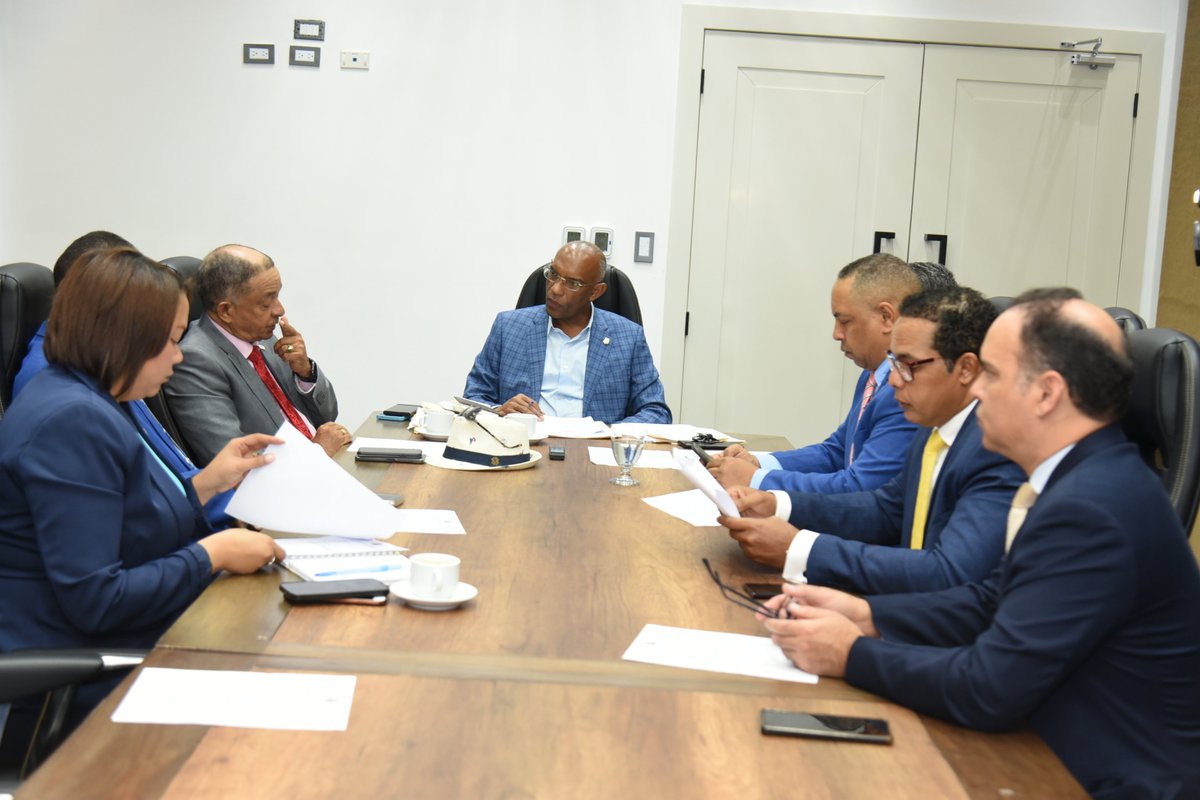 La Comisión de Economía, Planificación y Desarrollo continúa con el estudio del proyecto de resolución que solicita al presidente de la República instruir al director del CEA, asignar el 15% del contrato de arrendamiento de las tierras de los ingenios, Consuelo, Quisqueya, Boca