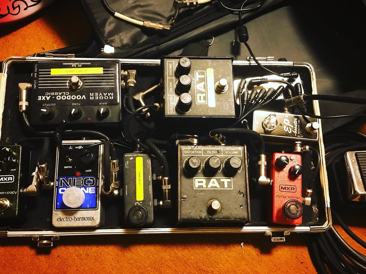 Jimisen1983's tweet photo. 吉越由美ライブ用に、RAT×2、RM voodooaxe classicにしてたのをIRON LUNGに換装(復帰)
ツブシの効くヤツ→変態
#jimijam
#proco
#RAT
#rogermayer
#voodooaxe
#electroharmonix
#ironlung https://t.co/DHFc3pPdQI
