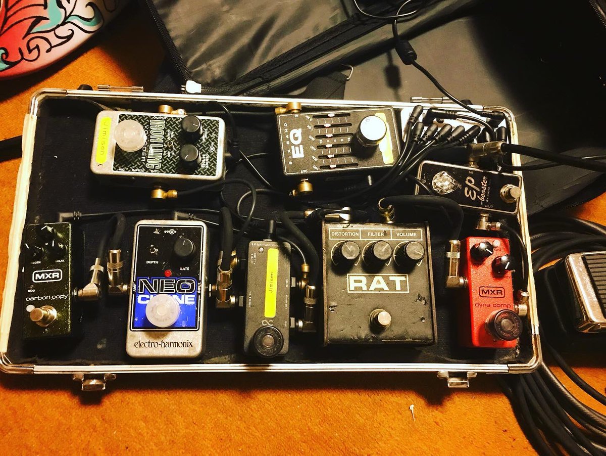Jimisen1983's tweet photo. 吉越由美ライブ用に、RAT×2、RM voodooaxe classicにしてたのをIRON LUNGに換装(復帰)
ツブシの効くヤツ→変態
#jimijam
#proco
#RAT
#rogermayer
#voodooaxe
#electroharmonix
#ironlung https://t.co/DHFc3pPdQI