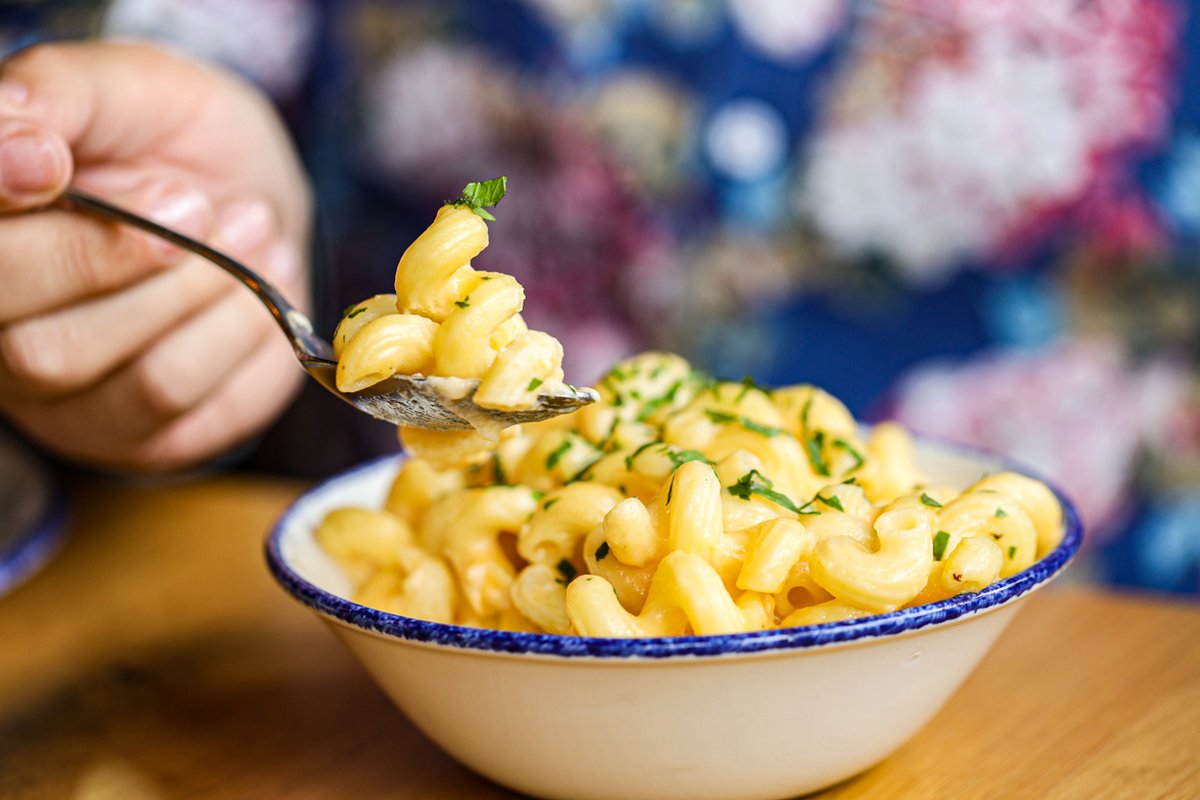 Hankering for some happy hour 😋Enjoy some of our deliciously creamy Mac n' Cheese with a cold drink off our happy hour menu! 🧀🍻

📸 MADN Agency

#landandlakeaville #andersonvillechicago #alwaysandersonville #avilleeats #macncheese #happyhour