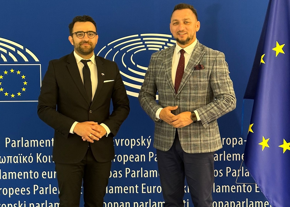 gospodarkaPodk1's tweet photo. #Sanok Sanocki projekt wodorowy prezentowany w Parlamencie Europejskim. @TomaszPoreba @JerzyBuzek  #Wodór Szczegóły w linku https://t.co/MYKrFXPE5m https://t.co/UYNHl6To5S