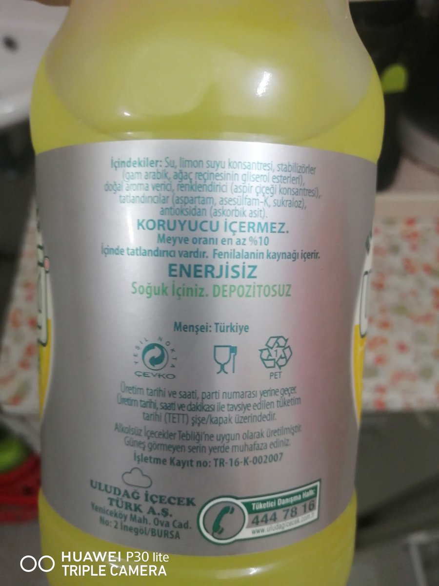 Şekersiz ve enerjisiz olarak lanse edilen Uludağ Limonatada 3 tür kimyasal tatlandırıcı  bulunuyor.

Şeker yok ama daha tehlikelisi var.
Enerji yok ama aspartam yüzünden artan kanser riski var.

Bunu içenlere yazık değil mi?