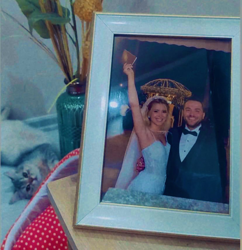 Sen benim dengemsin sevgilim 
Öyle ki ne zaman sinirlensem bi dolu neşesin 
Ne zaman üzülsem bi dolu huzur
Sen benim dünyadaki dengimsin sevgilim,eşim
İyi ki doğdun iyi ki benimlesin iyi kiii..❤️💋