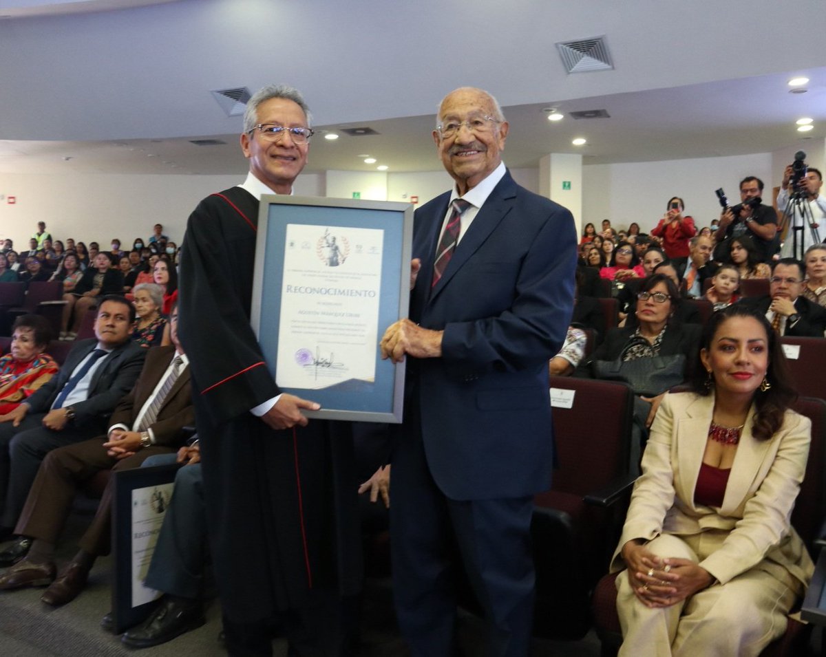 tsjoaxaca's tweet photo. En el marco del Día del Abogado (a), el titular del PJEO, Magdo. Eduardo Pinacho Sánchez entregó reconocimientos a expresidentes del TSJO, magistrados por conclusión de periodo y al buen desempeño en el 2022, en presencia del Consejero Jur. @geovanyvasquez, y la Dip. @miriamvr7. https://t.co/nmBU4y7R8A