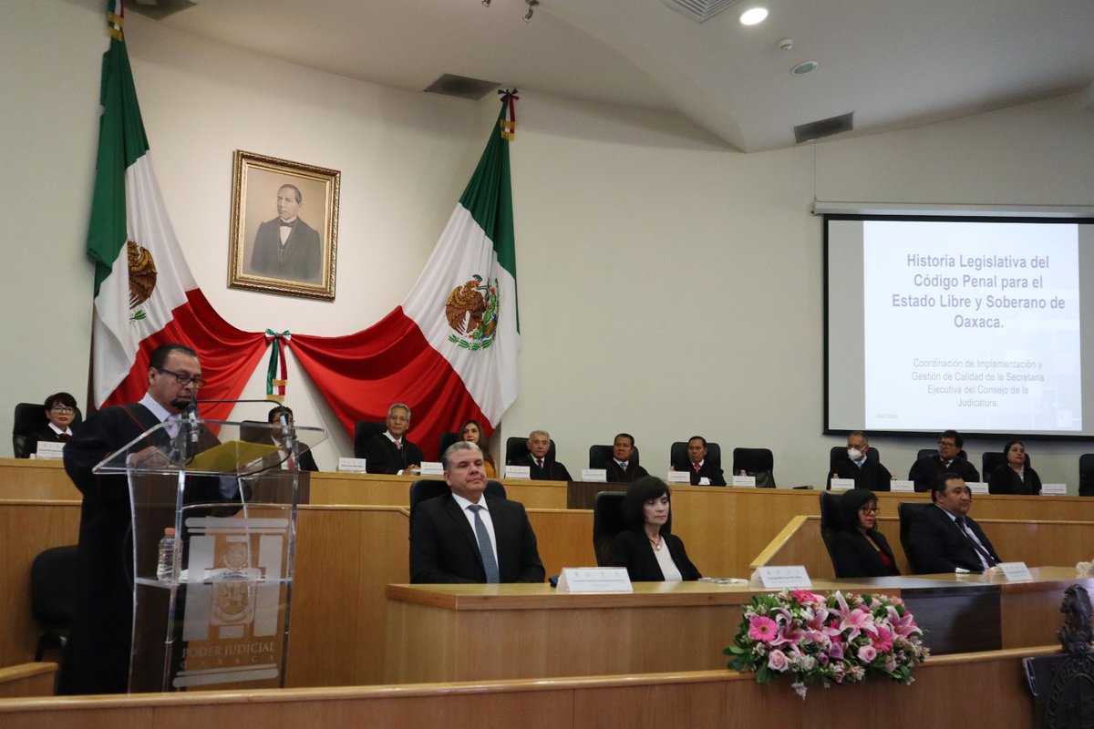 tsjoaxaca's tweet photo. Como parte del evento se presentó el video de colocación de placas para designar con el nombre de magistrados a las Salas del Centro de Justicia “Margarita Maza Parada” de Tanivet; y el Magdo. Gerardo Carmona presentó la Historia Legislativa del Código Penal para el Estado. https://t.co/izIBJQVxFX