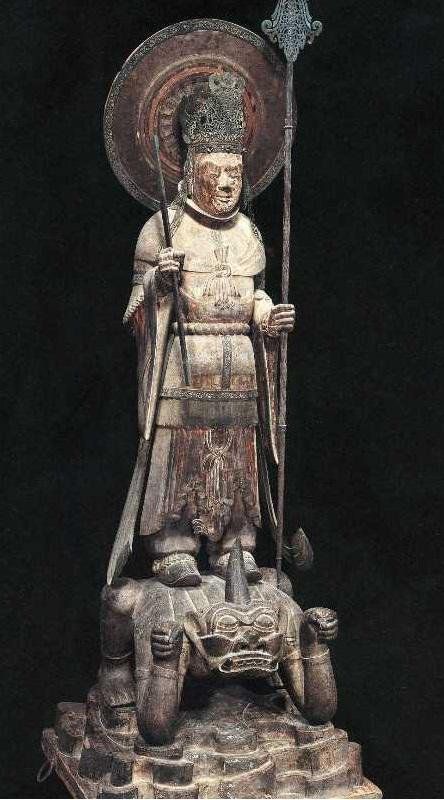 【奈良・法隆寺/四天王立像(飛鳥)】クスノキ材、彩色。各像約133cm。広目天、多門天の光背裏刻銘に山口大口費らの作とある。後の像と比べて動きがなく、眉間にしわを寄せる程度の忿怒を見せる。両肘両膝をついて平伏する邪鬼の上に立つ。