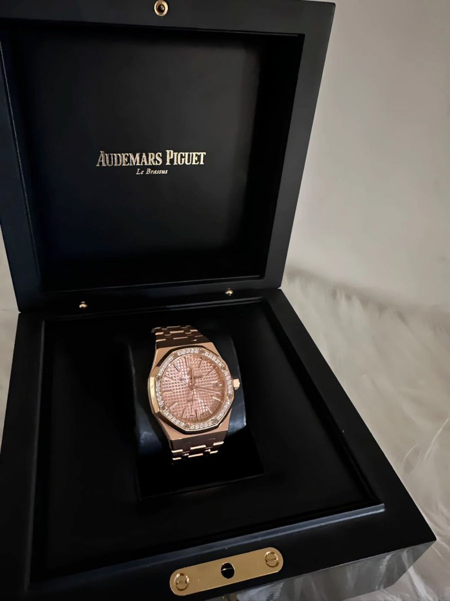 LittleFia11's tweet photo. AP Audemars Piguet 15451OR: With the Time Rose Gold Pong, every second is a shining moment! Not only does it allow you to keep track of time, but it also makes you a golden favorite in the fashion world! ⌚️✨🌹"#Maryland #keepall #gmt #sprite #rolex #love #monogram #eclipse https://t.co/RaVh1V8L1a