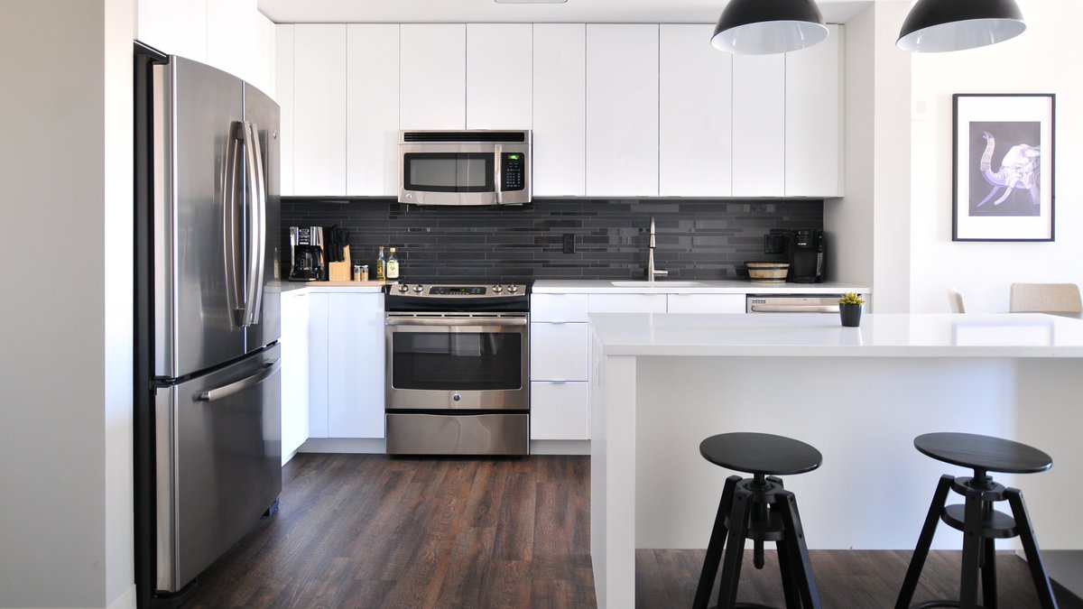 PDXSimpleFloors's tweet photo. According to the 2022 Cost vs. Value report, minor kitchen remodels can return up to 72% of the cost upon home resale. 

That is some serious ROI! 

#HomeInvestment #KitchenRemodel https://t.co/V92Lak7UY6