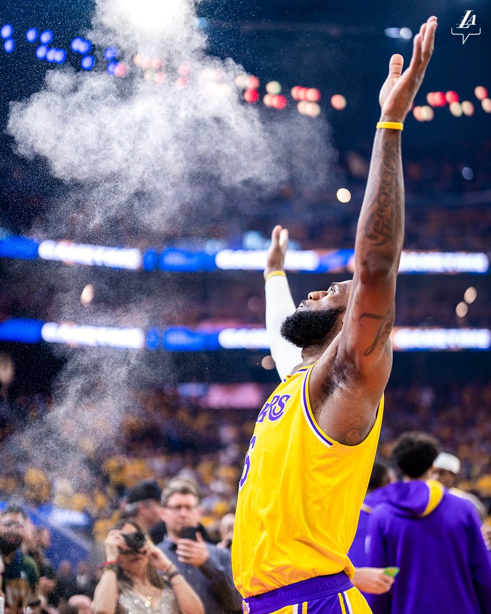 Lakers's tweet photo. LeBron's pregame ritual is art 👑 https://t.co/Mj9qb9c46G
