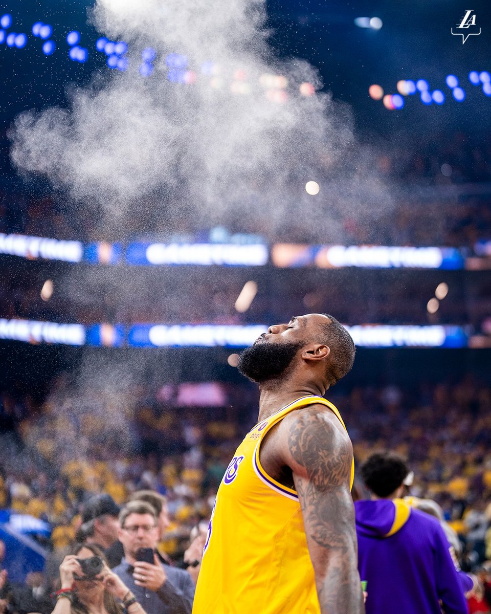 Lakers's tweet photo. LeBron's pregame ritual is art 👑 https://t.co/Mj9qb9c46G
