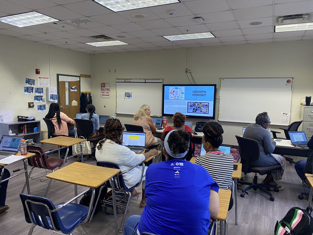 EdTechKelli's tweet photo. #DIGIN23 Day 2 was such a success! Personalized Learning, @Ozobot, and increasing student engagement using @canva! @BibbSchools we canโt wait to see this in action next month! https://t.co/D6o2Lgs8XJ