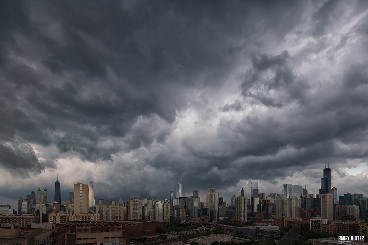 barrybutler9's tweet photo. Now THAT is cloud cover.   This evening in Chicago.   #weather #storm #chicago #ilwx https://t.co/LeX7vhqFSU