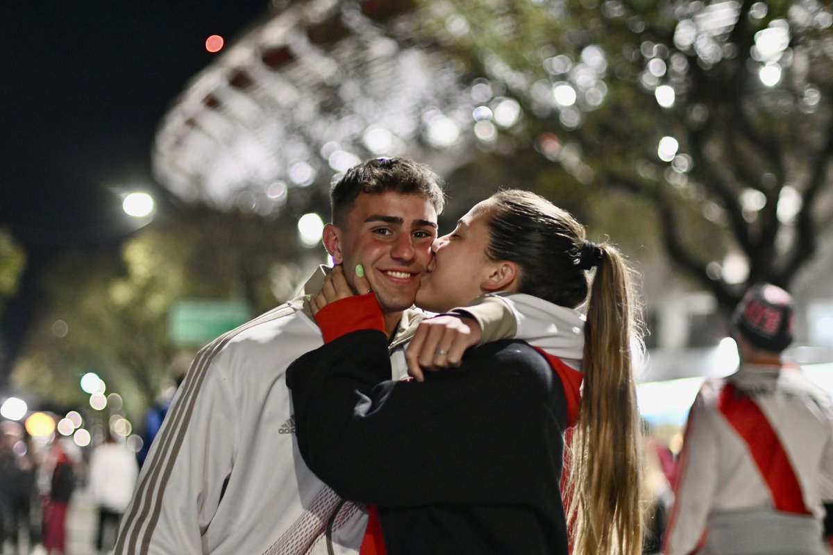 Se busca una así de River urgente