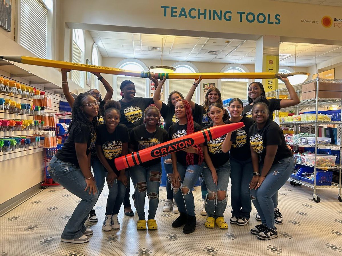 tampajhs's tweet photo. J-Girls Cheerleading volunteered at HEF today! School &amp; community leaders! @jhsmagnet @VanAyresHCPS @HillsboroughSch @Hillsedufnd https://t.co/2KTVcY8PiU