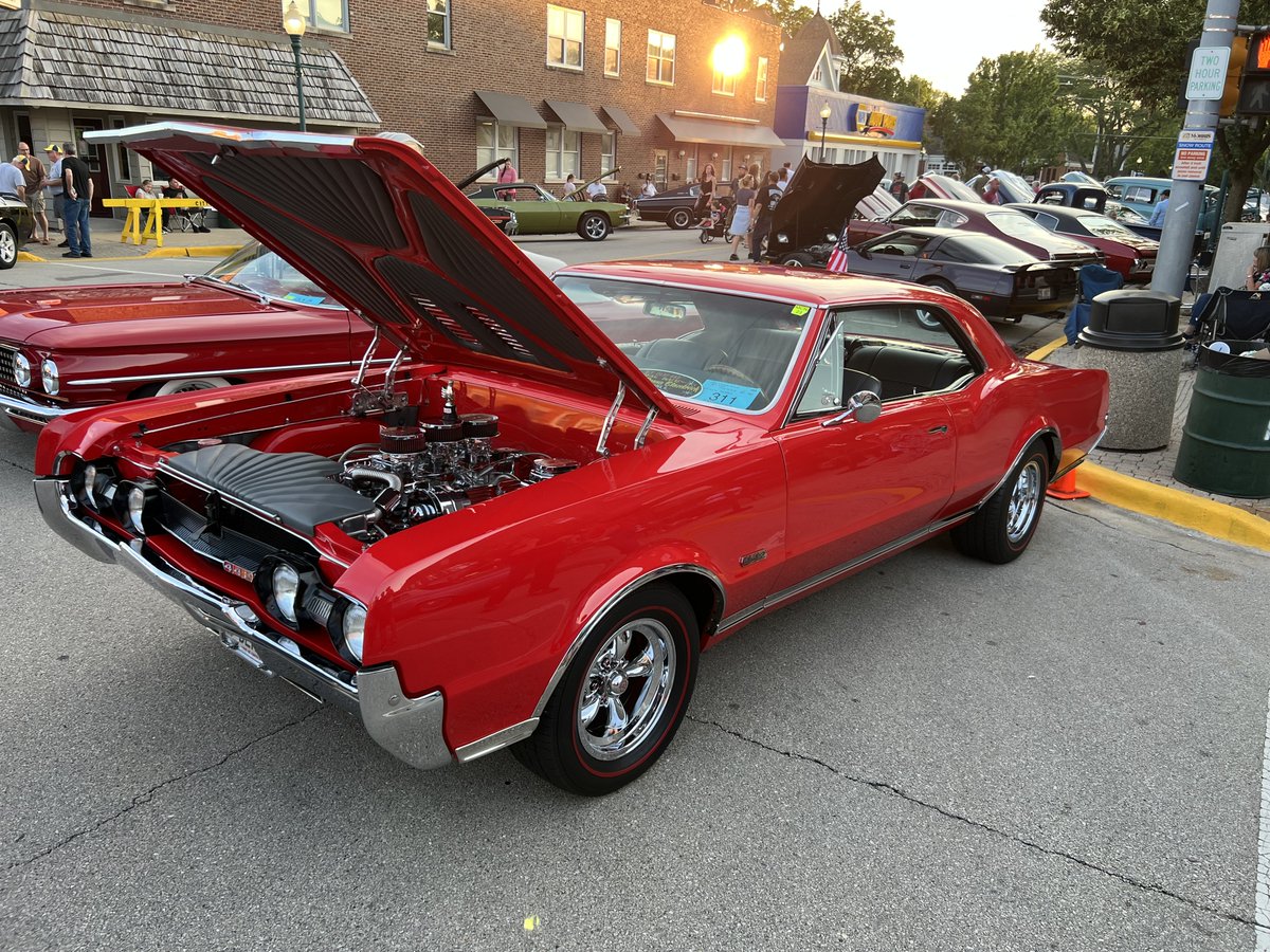 AutoMeter's tweet image. We're rolling into the cruise night! Get ready to rev up your engine and show off those Ultra-Lite gauges🔥 

#oldsmobile442 #oldsmobilecutlass #americanmusclecars #classicmuscle
